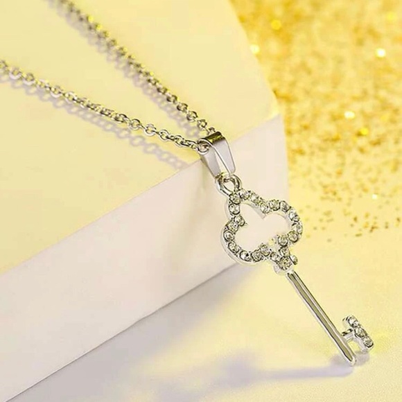 Jewelry - Rhinestone key pendant necklace. New.